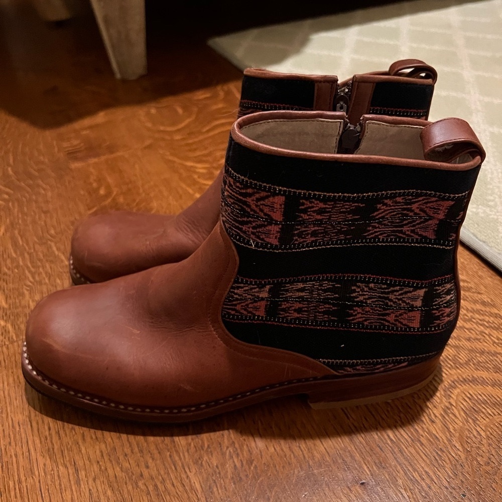 Vintage ankle zip Booties with fabric embroidery. Size 40.